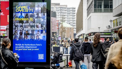 Een digital out of home scherm met daarop de campagne Game Over?! (ANP / Robin Utrecht)