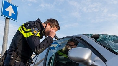 onderzoek aan auto door politie