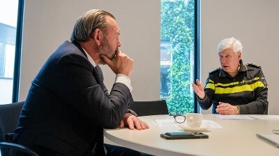 Korpschef Henk van Essen en Nationale ombudsman Reinier van Zutphen in gesprek