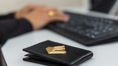 Toetsenbord en badge politie