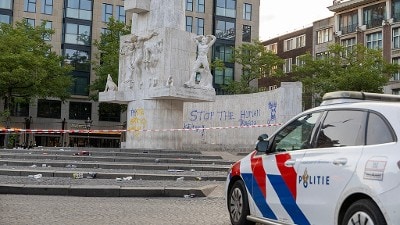 Het bekladde monument op de Dam