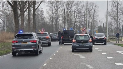 achteraanzicht van stilstaande auto's bij aanhouding