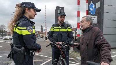 agenten in gesprek met voorbijganger