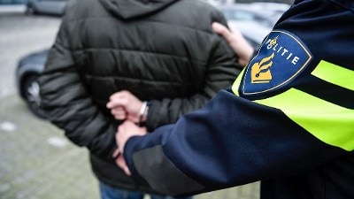 Aanhouding verdachte handboeien logo daglicht