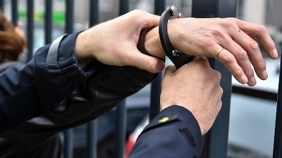 Aanhouding verdachte handboeien daglicht close