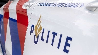 surveillancevoertuig, politieauto, dienstvoertuig, mercedes, nieuwe striping, zijkant, close-up, logo, slogan, waakzaam, dienstbaar, daglicht, Foto: Korpsmedia / Peter Monteny