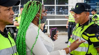 demonstratie, demonstreren, protest, protesteren, racisme, black lives matter, contact, gesprek, burger, demonstranten, george floyd, rotterdam, Foto: Korpsmedia / Peter Monteny