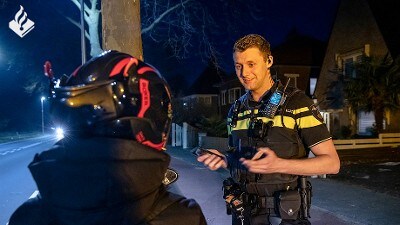 politieagent met bodycam zepcam T2+, gesprek burger, staandehouding, bromfiets, scooter, verkeerscontrole,