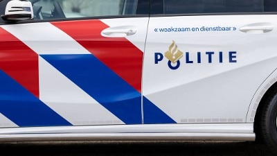 Zijkant van een herkenbare politieauto