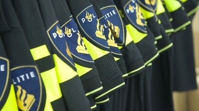 Politiepolo hangen op een rij