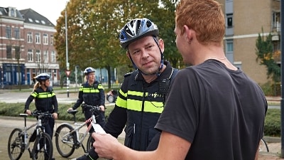 agent in gesprek met burger