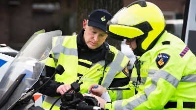 Rotterdam - Politie zoekt overvallers pakketbezorger Conducteurhof