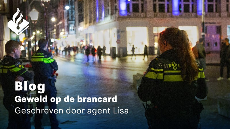 Drie agenten houden een winkelstraat in de gaten tijdens een nachtdienst