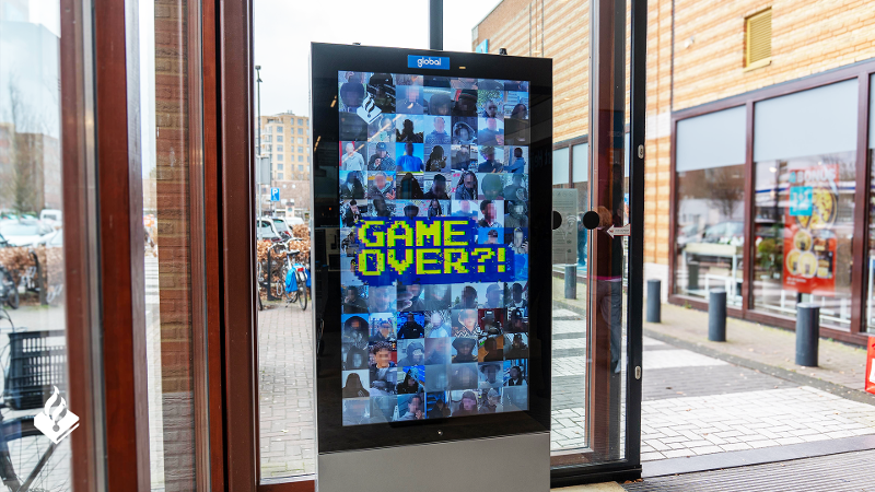 Digitaal scherm met geblurde foto's van 100 verdachten erop