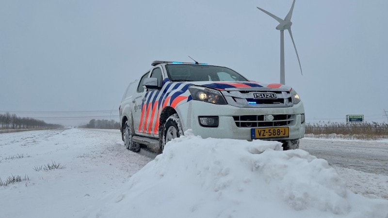 4x4 politieauto in de sneeuw