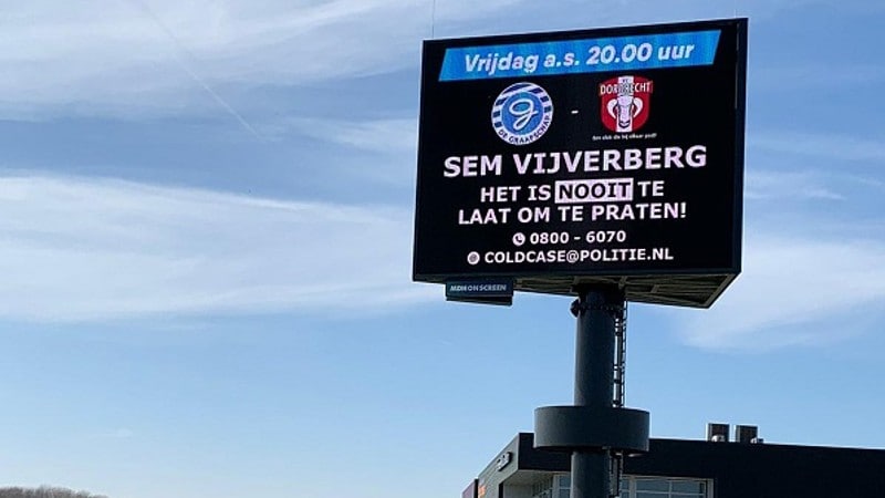 Bord langs snelweg voor cold case baby Sem - Doetinchem - De Graafschap