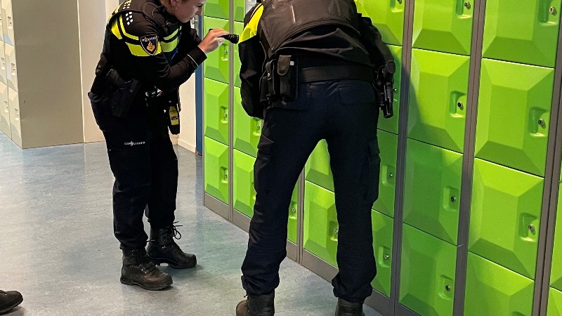 agenten die kluis controleren op middelbare school