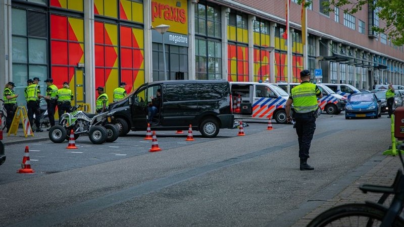 Agenten aan het werk bij verkeerscontrole Verheeskade Den Haag
