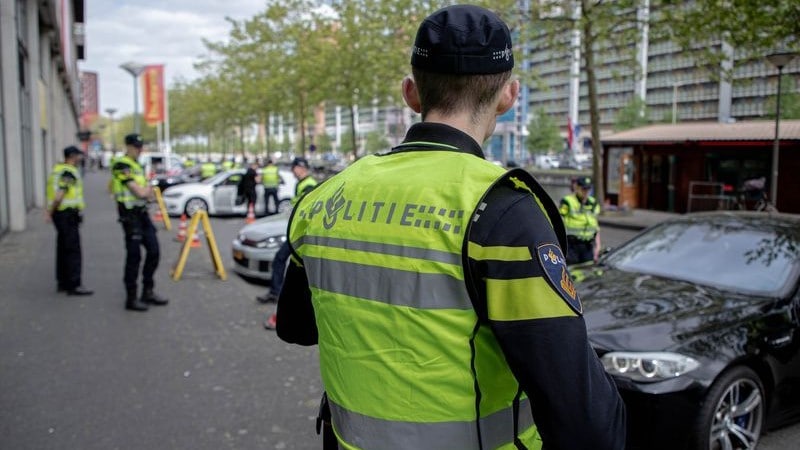 Agenten aan het werk bij verkeerscontrole op de Verheeskade Den Haag