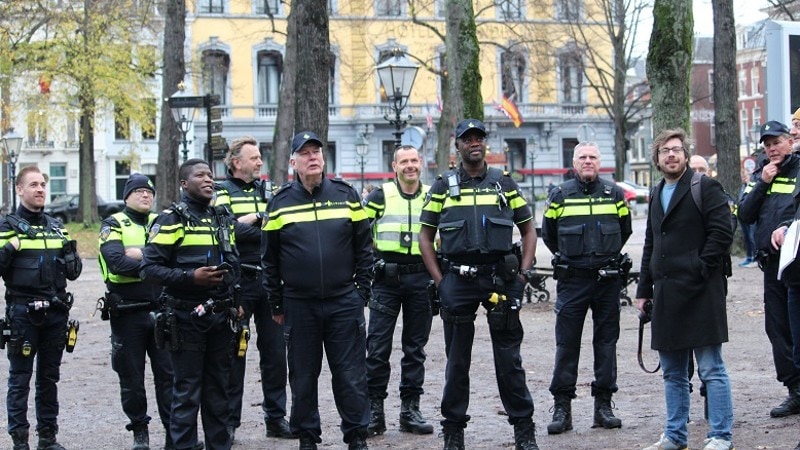 Korpschef Van Essen bezoekt met collega's fototentoonstelling 'Hartslag van de straat'