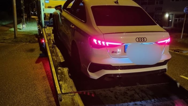 Een van de in beslag genomen huurauto's