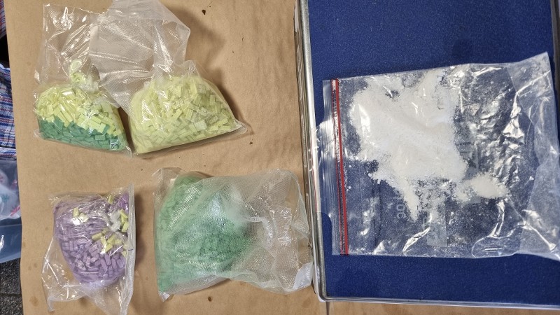 Pillen en poeders gevonden in de woning