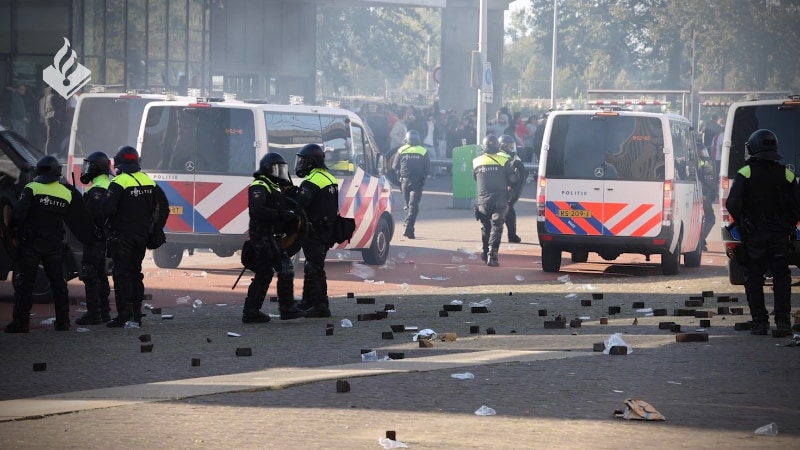 ME inzet na voetbalduel