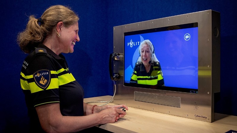 Jolanda Aalbers, portefeuillehouder Dienstverlening, aan het videobellen met een medewerker van het Regionaal Service Centrum