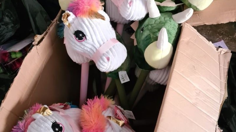 de doos met aangetroffen stokpaardjes