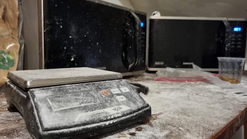 Foto van weegschaal onder poeder