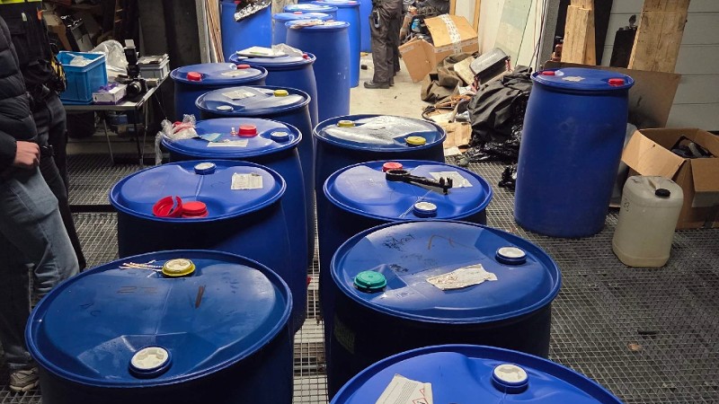 Controle bedrijventerrein leidt tot vondst grote hoeveelheid chemicaliën, namaak merkkleding en drug