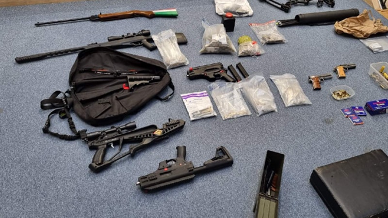 Meerdere wapens en hennep in beslag genomen bij Vlissingers