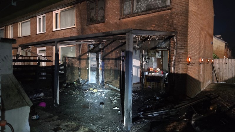 Explosief veroorzaakt brand bij woning
