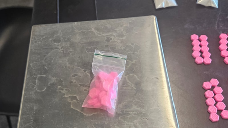 De aangetroffen pillen worden gewogen en getest.