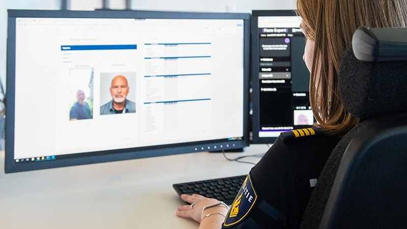 Politiemedewerker achter beeldscherm