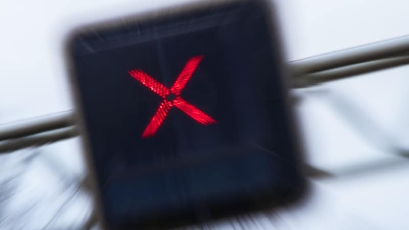 Rood kruis op een matrixbord boven een weg