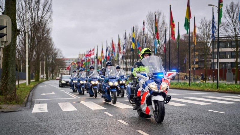 motoragent leidt colonne met KMar-collega's op motoren