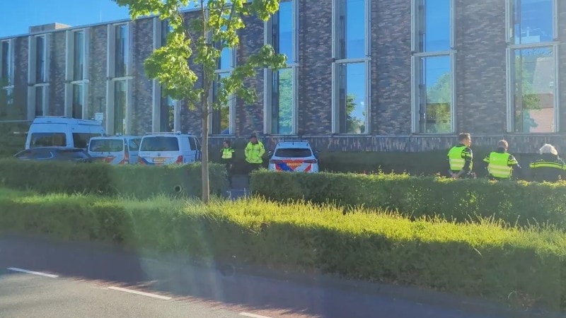 Je ziet een foto van een verkeerscontrole in Enkhuizen.