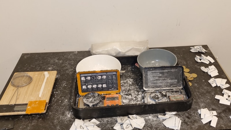 je ziet een foto van handelen in drugs