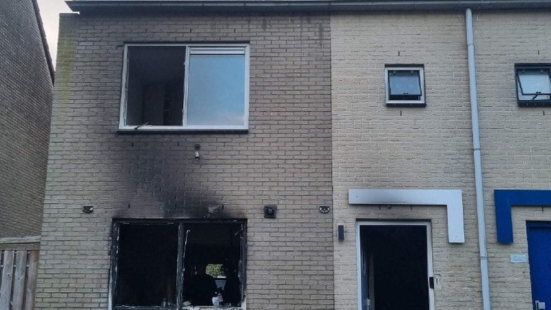 Zwaargewonde bij brand in woning Almere