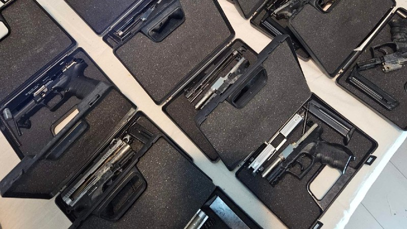 Tien omgebouwde gasalarmpistolen in Haagse woning