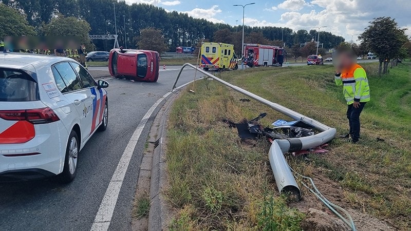Hulpdiensten ter plaatse in Gorinchem na achtervolging en crash