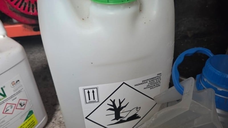 Jerrycan met verboden bestrijdingsmiddel