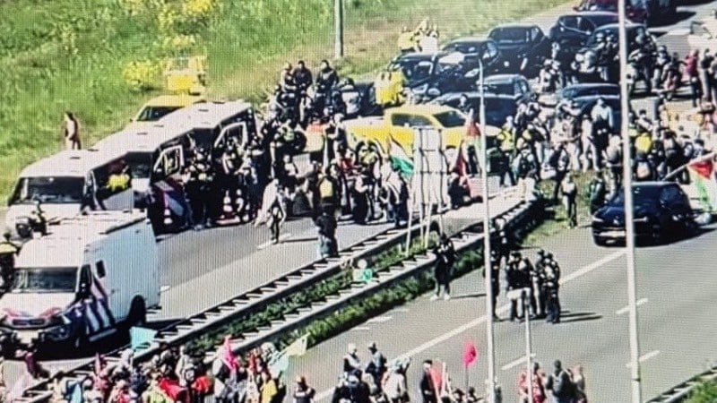 Politie treedt op bij blokkade van XR op de A12 in Utrecht