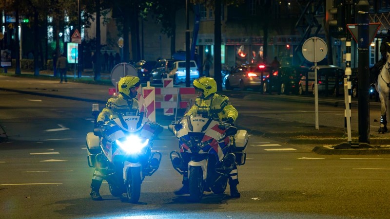 Politie houdt verdachte aan voor het afsteken en gooien van vuurwerk tijdens wedstrijd Telstar-PSV