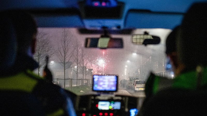 agenten zien vuurwerk vanuit surveillancewagen