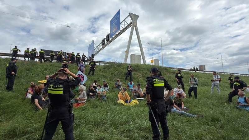 Demonstranten worden tegengehouden bij de A12
