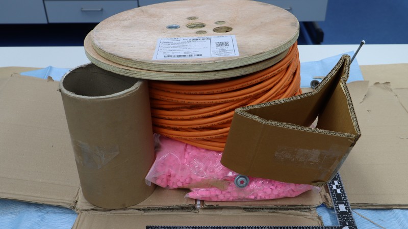 Drugs verstopt in postpakketten met kabels