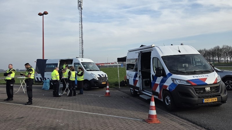 Politie houdt grote verkeerscontrole langs A32 in Friesland