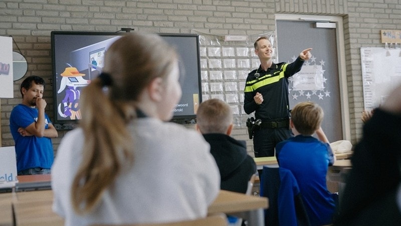 Kinderen in de klas krijgen cyberles